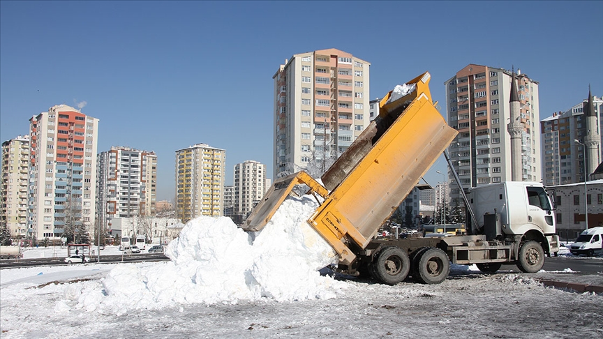 Kayseri'de çocukların kızak keyfi için kamyonla kar taşındı