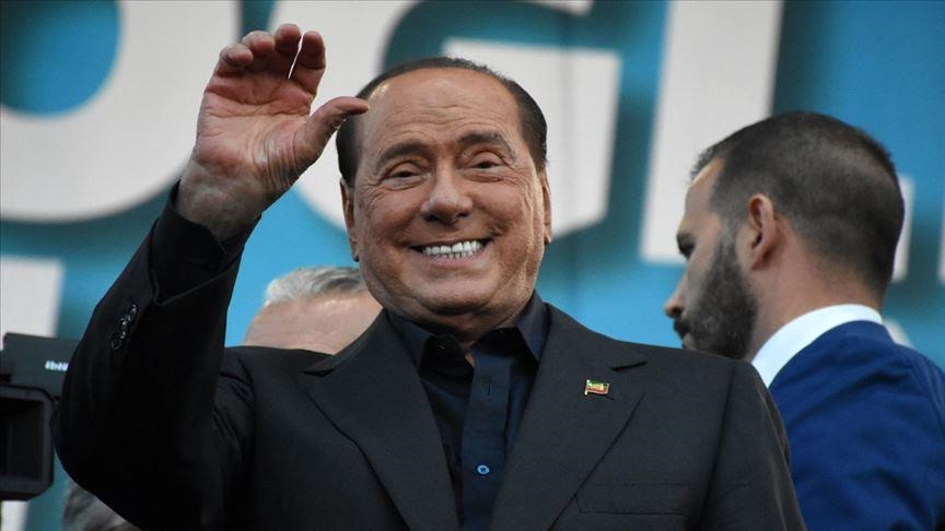 Berlusconi gives up bid for Italian presidency