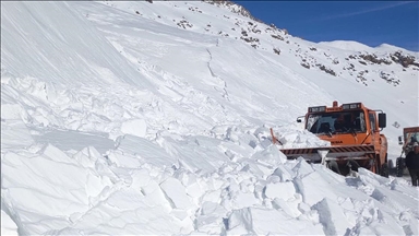 Hakkari'de karla mücadele ekibi çığ tehlikesi atlattı
