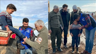 AFAD, İdlib'de üşüdüğü sırada fotoğrafı çekilen çocuğa ayakkabı hediye etti