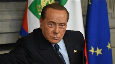Berlusconi, İtalya Cumhurbaşkanlığı adaylığından çekildi
