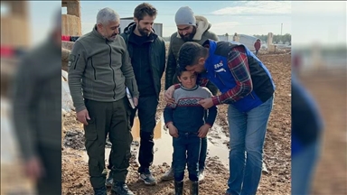كان يرتعش من البرد.. "آفاد" التركية تغيث طفلا سوريا بمخيمات إدلب