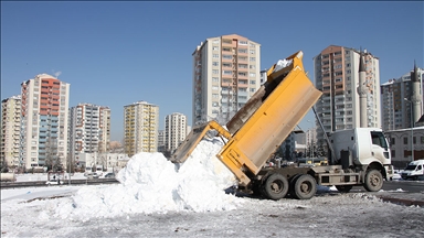 Kayseri'de çocukların kızak keyfi için kamyonla kar taşındı