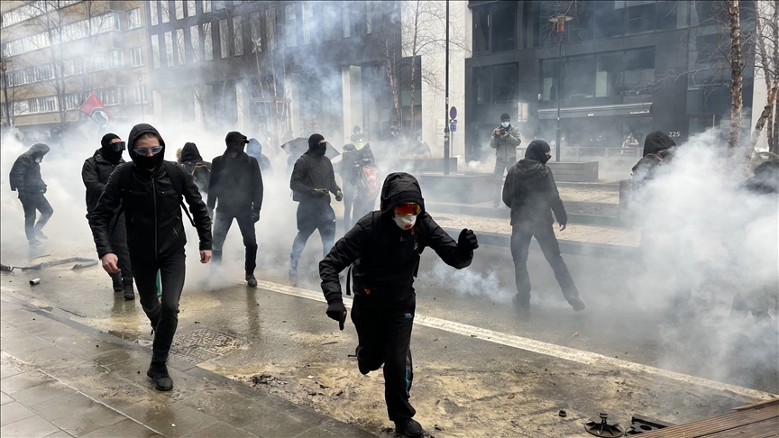 Bruxelles : Vives violences entre policiers et manifestants contre les restrictions sanitaires