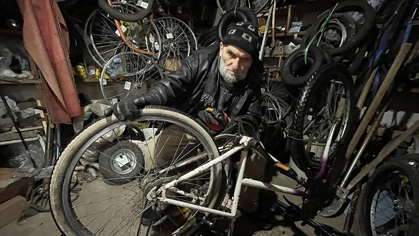 Giresunda 80 yaşındaki usta 55 yıldır aynı yerde bisiklet tamir ediyor