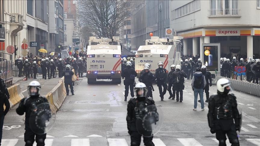 الأمن البلجيكي يفرق متظاهرين ضد قيود كورونا بالغاز المسيل