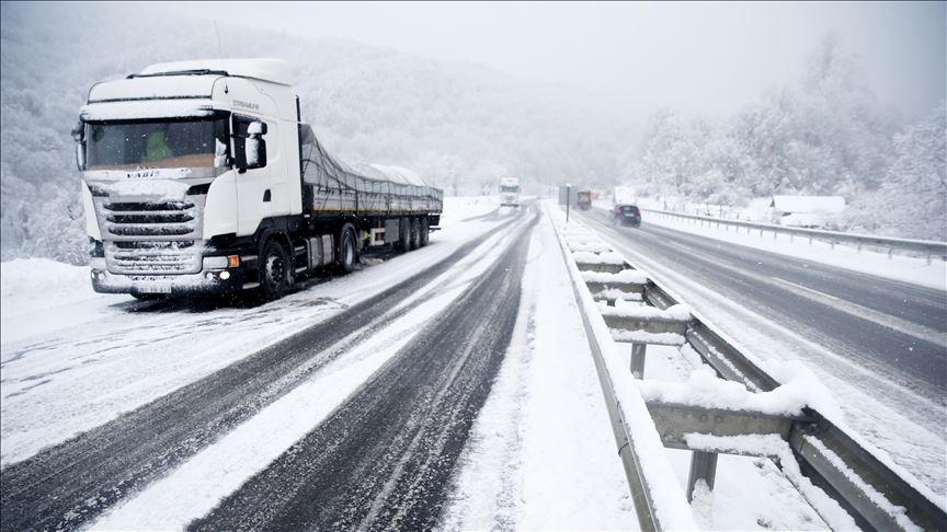 Oprez zbog ugaženog snijega, poledice i odrona zemlje na putevima u BiH