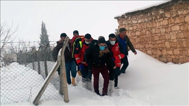 Gaziantep'te yolu kardan kapalı mahalledeki hastaya UMKE ulaştı