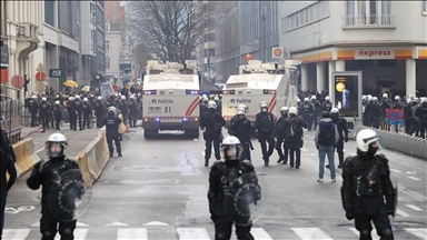 الأمن البلجيكي يفرق متظاهرين ضد قيود كورونا بالغاز المسيل