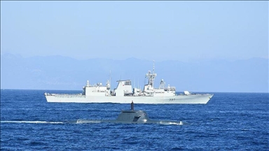 البحرية الأمريكية تحتجز سفينة سماد أثناء إبحارها من إيران