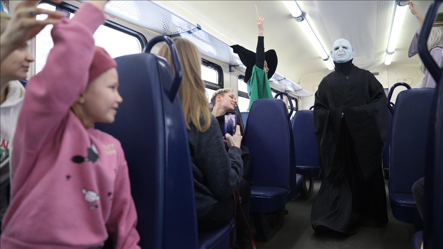Фановите на Хари Потер на обиколка низ Санкт Петербург со „вистинскиот“ Хогвортс Експрес