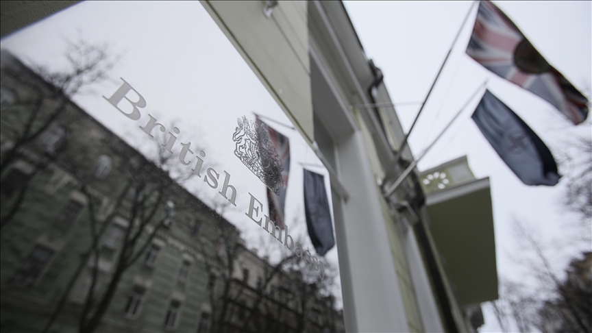 İngiltere, büyükelçilik personelini Ukrayna'dan çekmeye başladı