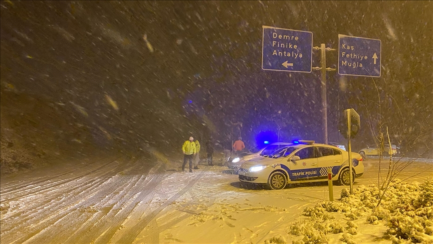 Antalya Kaş'ta kar yağışı etkili oluyor 
