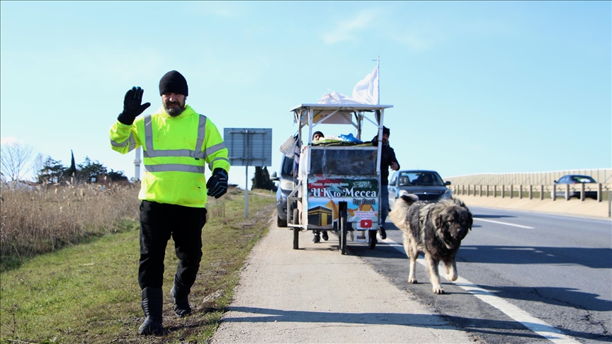 سيرا على الأقدام.. عراقي انطلق من بريطانيا قاصدا مكة يصل إسطنبول