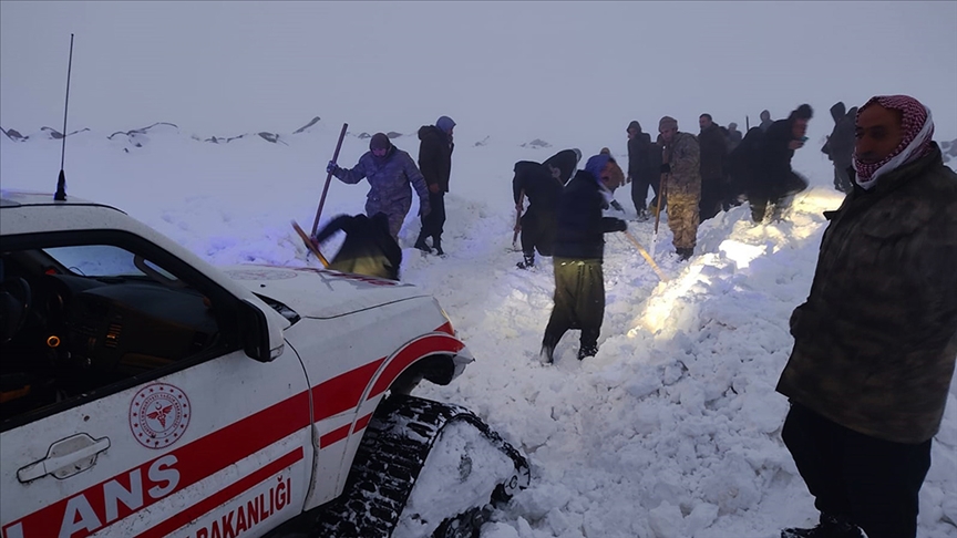 Şanlıurfa'da köylüler kara saplanan ambulans için seferber oldu