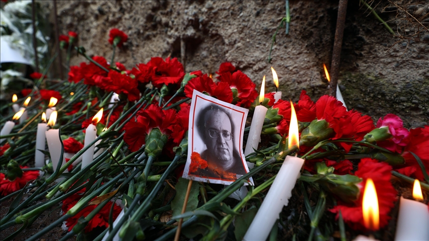 Gazeteci-yazar Uğur Mumcu, ölümünün 29. yılında evinin önünde anıldı