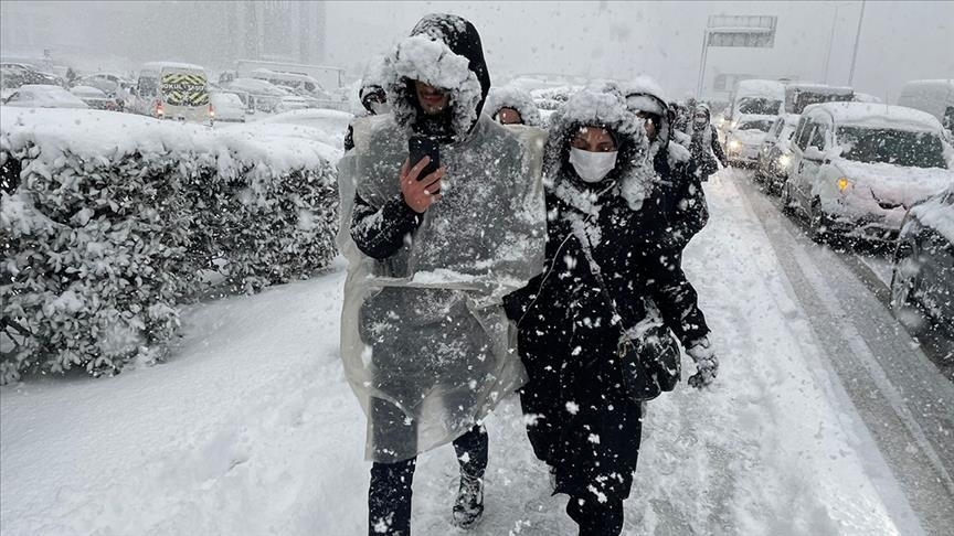 Turquie : de fortes chutes de neige frappent la ville d'Istanbul