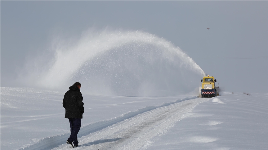 Yozgatta kar yağışı nedeniyle kapanan 120 köy yolu ulaşıma açıldı