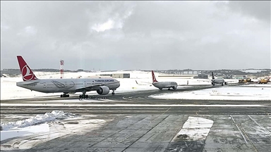 İstanbul Havalimanı'nda karla mücadele çalışmaları sürüyor