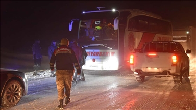 Ulaşıma kapanan Şanlıurfa-Diyarbakır kara yolunda mahsur kalan 862 kişi kurtarıldı