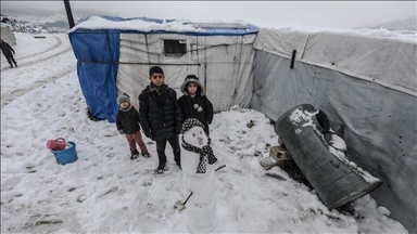 Li kampên Îdlibê bişev dengê zarokên ku ji sermana digirîn olan dide