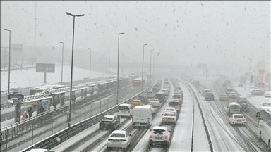 ازدحام مروري في إسطنبول جراء الثلوج 