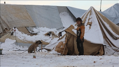 Плач замерзающих в палатках детей нарушает ночную тишину в лагерях в Идлибе