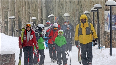 İranlılar karın tadını kayak merkezlerinde çıkarıyor