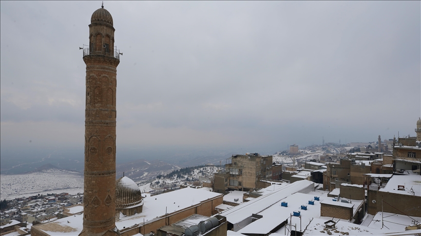 Medeniyetler şehri Mardin tarihi mekanlarıyla beyaza büründü