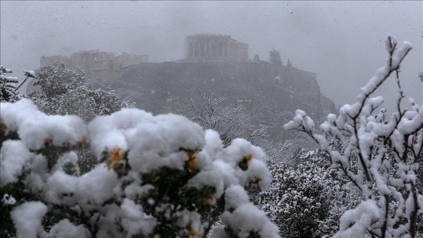 Heavy snowfall wreaks havoc in Greece