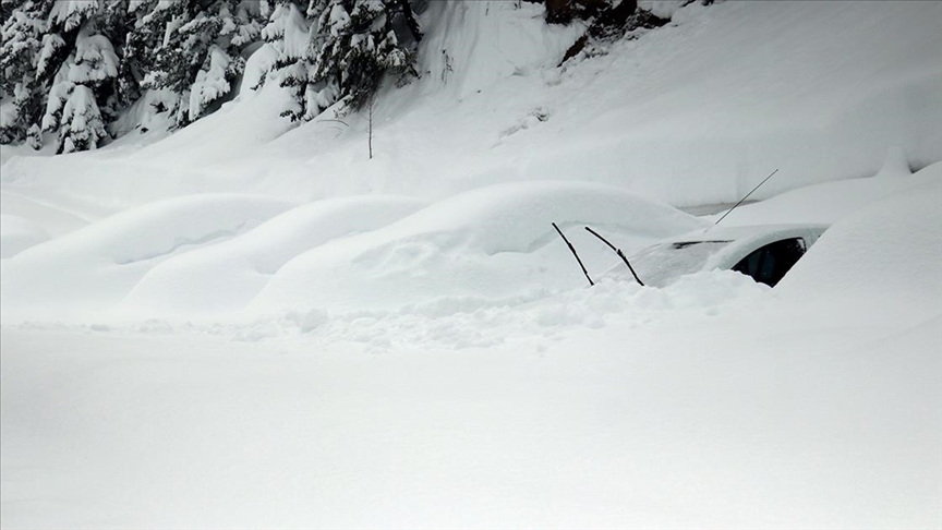 Kastamonu'da araçlar kalınlığı 2 metreye yaklaşan karın altında kaldı