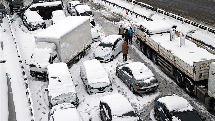 Beklenen kar İstanbul'u esir aldı