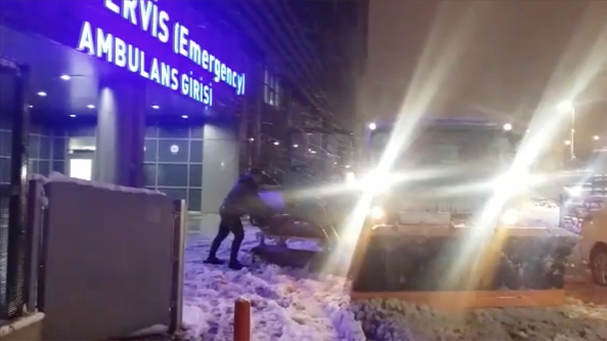 İstanbul'da yolda mahsur kalan hasta, kar küreme aracıyla hastaneye yetiştirildi