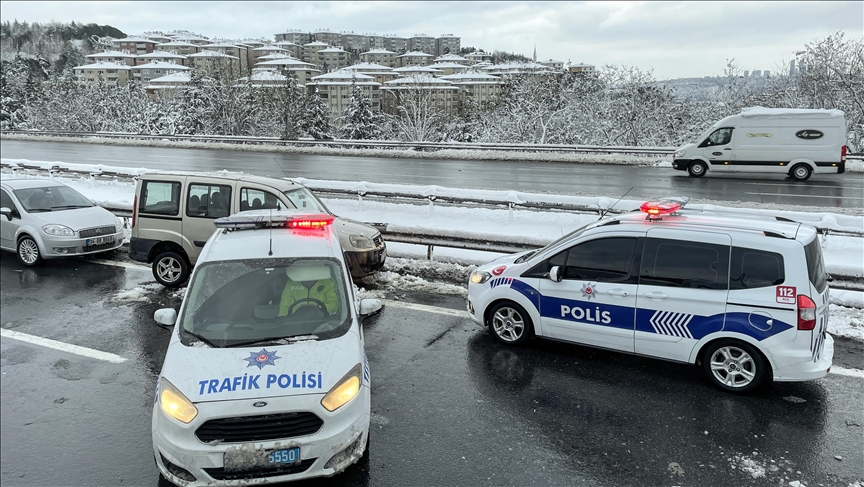 İstanbul'da özel araçlar saat 13.00'e kadar trafiğe çıkamayacak