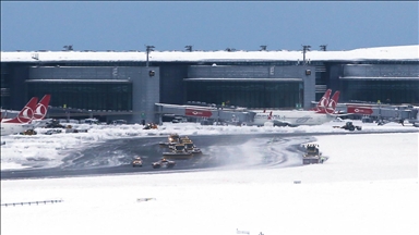 Kar temizleme çalışmalarının ardından İstanbul Havalimanı'na ilk uçak iniş yaptı
