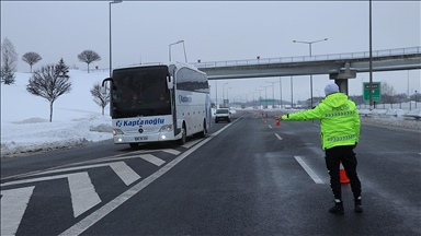 Yolcu otobüslerinin Bolu Dağı'ndan İstanbul yönüne geçişine izin verilmiyor