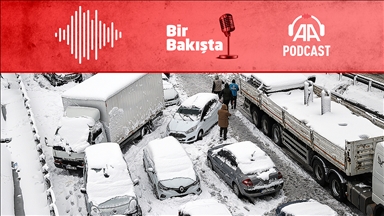 Kar İstanbul'u vurdu, vatandaşlar araçlarını terkedip yollarda yürüdü