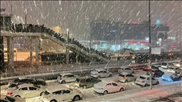 Reshjet e dendura të borës godasin qytetin e Stambollit