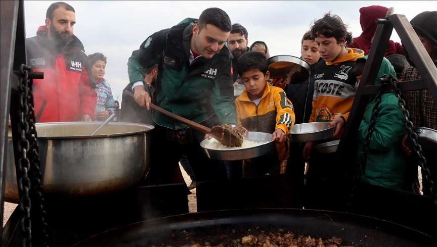 Poznati turski kuhar Burak Ozdemir pripremao hranu za djecu u šatorskom naselju u Idlibu