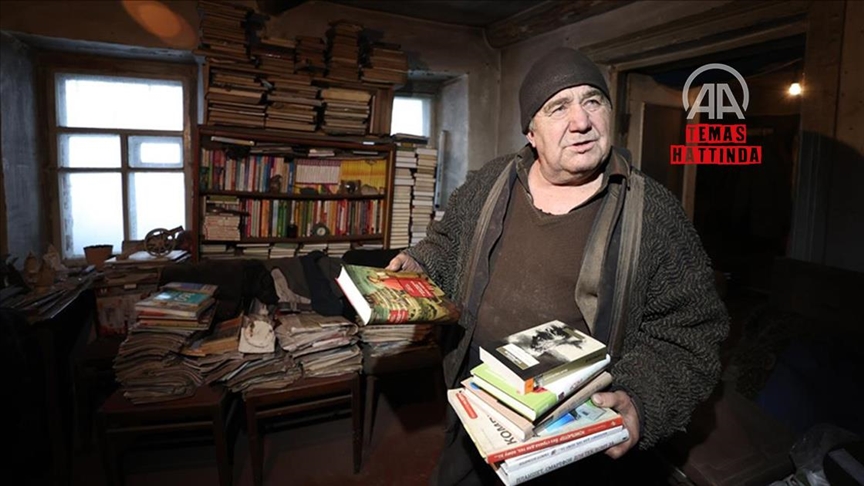 Donbas'ta çatısı bombardımanda çöken evini terk etmeyen Panov: Ben savaşçı değilim