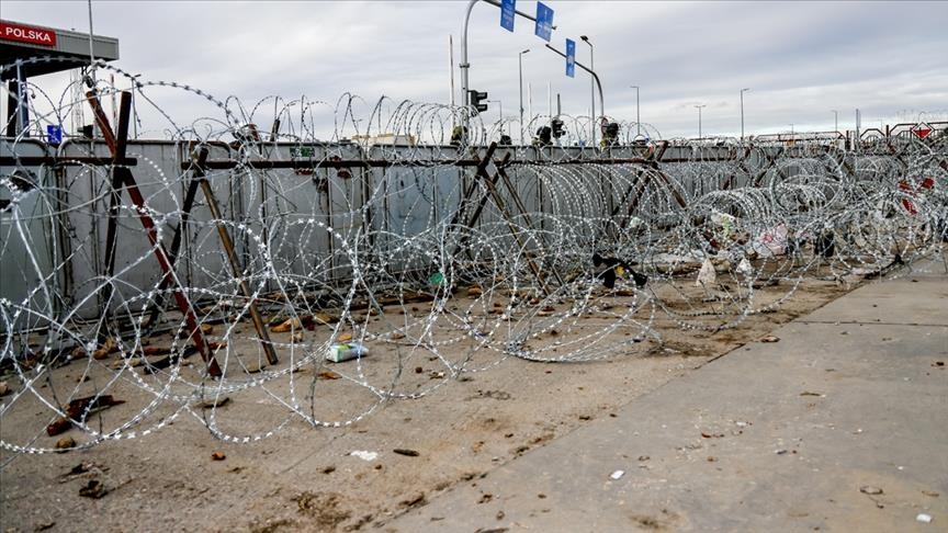 عقب أزمة المهاجرين.. بولندا تبدأ ببناء جدار على الحدود مع بيلاروسيا