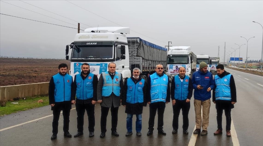 هطاي التركية ترسل 8 شاحنات مساعدات إلى إدلب السورية