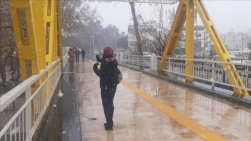 Antalya'nın Manavgat ilçesinde 15 yıl aradan sonra kar yağışı etkili oldu