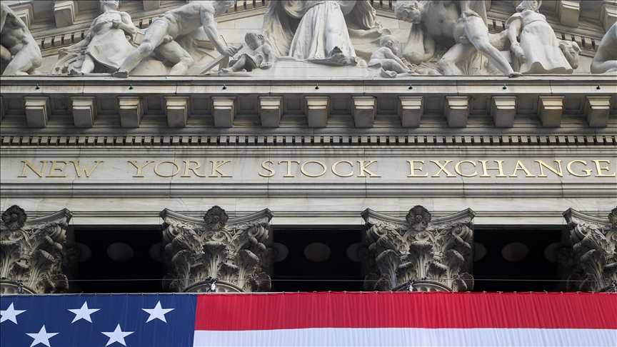 US stocks end lower as market turbulence continues