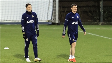 Fenerbahçe'de Mesut Özil ve Mert Hakan Yandaş, Antalya'ya götürülmedi