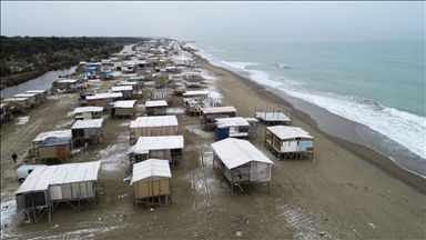 Antalya'da Kumköy sahilindeki çardakların yıkımı ertelendi