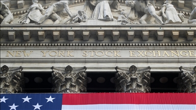 US stocks end lower as market turbulence continues
