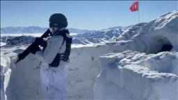 Mehmetçik, yüksek rakımlı zirvelerde kardan iglolar oluşturarak vatan nöbetine devam ediyor