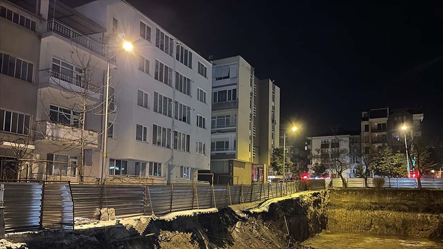 Balıkesir’de toprak kayması nedeniyle iki bina boşaltıldı