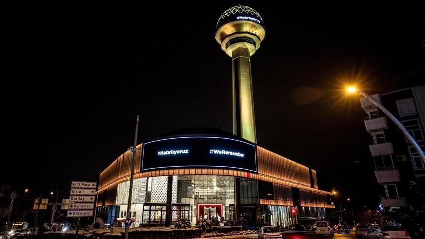 Turquie: l'emblématique tour Atakule illuminée pour commémorer les victimes de l'Holocauste
